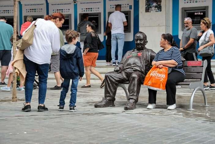 <p><strong>Birebir heykeli konuldu</strong></p>

<p>Karşıyaka'da doğup büyüyen ve yaşamını Karşıyaka Spor Kulübü'ne adayan 'Bir Baba Hindi' lakaplı 70 yaşındaki Mustafa Baykara’nın birebir heykeli onarıldıktan sonra Karşıyaka Çarşısı'na yerleştirildi.</p>

<p> </p>

