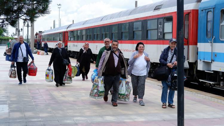 <p><strong>Memleketimize gelince ruhumuz, içimiz açıldı </strong></p>

<p>Diğer gurbetçiler de Türk bayrağını görür görmez duygu dolu anlar yaşadıklarını söyledi. Türkiye’ye gelince ferahlandıklarını anlatan gurbetçiler, “Türkiye’de ay yıldızın altında olmak mutluluk veriyor. Gurbette vatan hasreti çekiyoruz. Memleketimize gelince ruhumuz, içimiz açıldı” şeklinde konuştular.</p>
