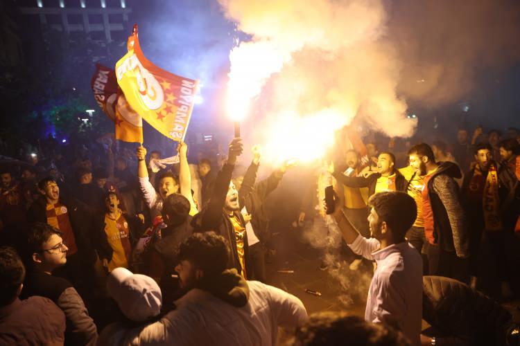 <p>Galatasaray'ın şampiyonluğu Başkent Ankara ve İstanbul başta olmak üzere yurdun dört bir yanında coşkuyla kutlandı. </p>