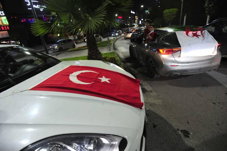 <p>Başkent Cezayir'de bir araya gelen Türkler, Türk ve Cezayir bayraklarıyla konvoy düzenledi.</p>
