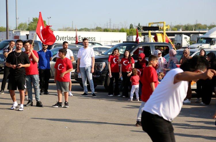 <p>Pas shpalljes së rezultateve jozyrtare të zgjedhjeve, shtetasit turq që jetojnë në këtë vend u mblodhën në rajonin Mississauga të Torontos, Ontario për të uruar Presidentin Erdogan për suksesin e tij zgjedhor.</p>
