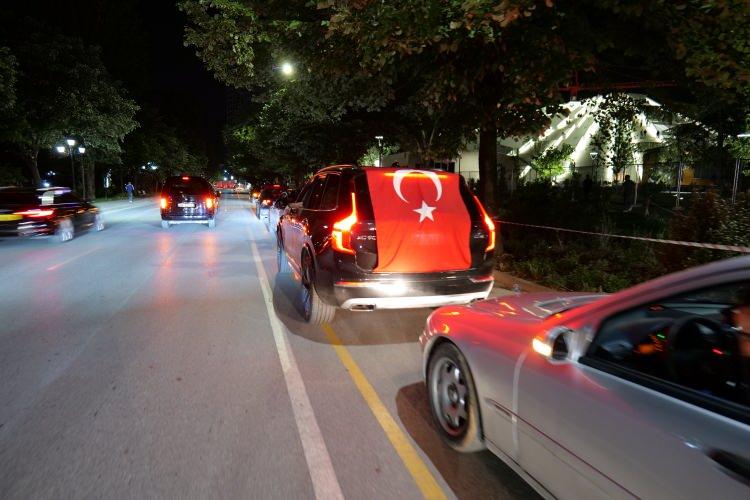 <p>Mbështetësit e Presidentit Erdogan u mblodhën në sheshin Nënë Tereza të Tiranës, Bulevardin Dëshmorët Millet dhe rrugë të tjera për të festuar suksesin zgjedhor.  </p> <p>Qytetarët që mbanin flamuj turq dhe shqiptarë shëtitën qytetin me automjetet e tyre.</p>
