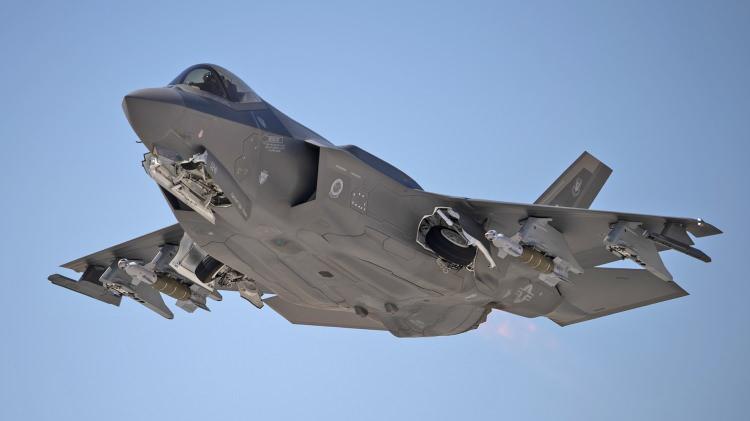 <p>Pentagon’un F-35 Program Ofisi, yeni bir “Motor Çekirdeği Yükseltmesi” ile 38 milyar dolarlık potansiyel etkiyi “en aza indirebileceğimizden zaten çok eminiz” dedi. Ayrıca, soğutma sistemini iyileştirmek için incelenmekte olan ve erken tasarım aşamasında olan birden fazla seçenek olduğu belirtildi. Her iki iyileştirmenin de 2030’ların başında uygulamaya konulması bekleniyor.</p>
