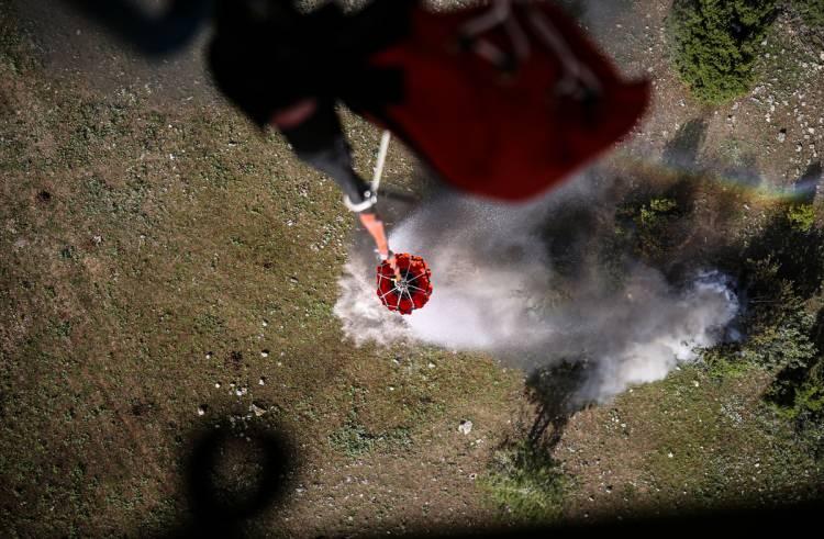 <p>Denizden ve yangın havuzundan aldığı su ile alevlerin yükseldiği noktaya sorti yapan hava aracı, yangının büyümeden söndürülmesini sağladı.</p>
