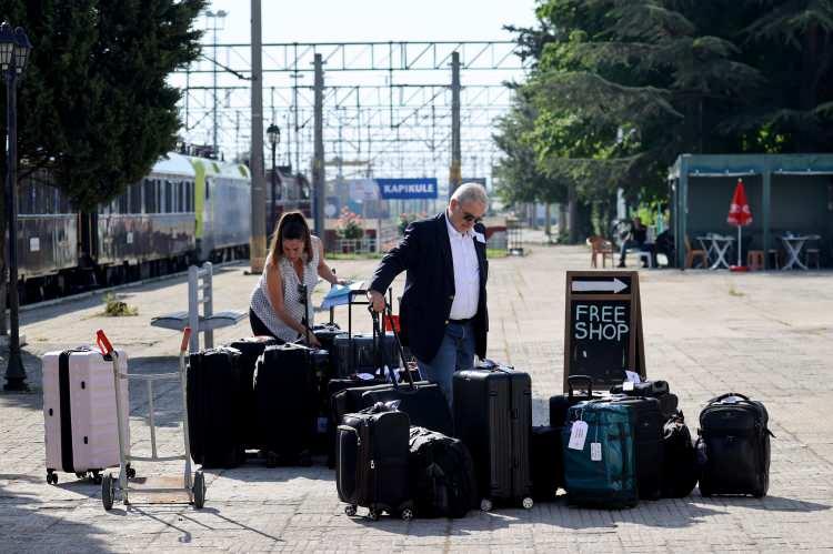 <p>Yolculuğun tarihte geri gitmeye benzediğini belirten Mattar, "Kendimizi çok değerli hissettik. Trenin içi çok konforlu ve güzel. İstanbul'da her turistin yaptığı gibi Ayasofya, Kapalı Çarşı, Mısır Çarşısı, Sultanahmet Camisi, İstanbul Boğazı ve bizlere tavsiye edilen yerleri görmek istiyoruz." diye konuştu.</p>