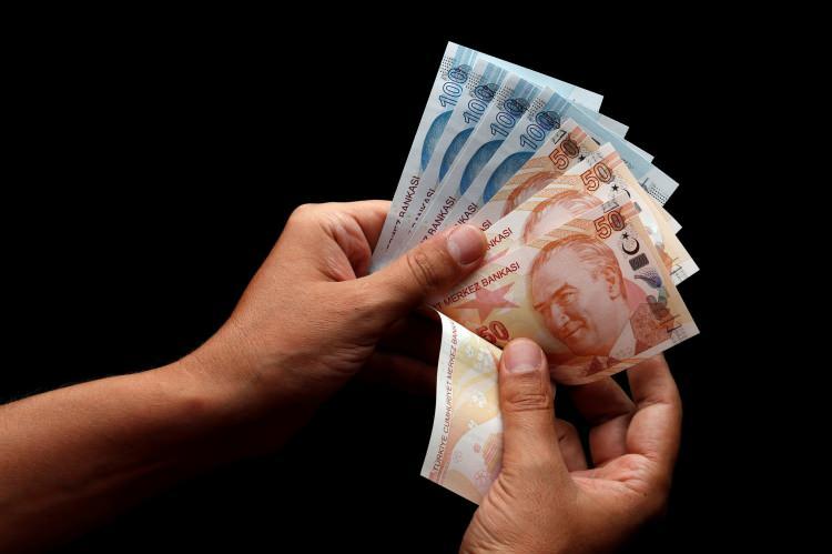 <p><strong>3 VERİ O RAKAMA İŞARET ETTİ</strong><br />
</p>
<p>Yeni asgari ücret için 500 dolarlık (1 dolar=23,30 TL) yani 11.650 TL alım gücü işçi tarafının masaya getireceği önemli bir eşik olarak dikkat çekiyor.<br />
Asgari ücret için 6 aylık enflasyon rakamları ve refah payı önemli bir kıstas olacak. 5 aylık enflasyon rakamları yüzde 15,26 oldu. 6 aylık enflasyon rakamlarının da yüzde 18-20 bandında olması bekleniyor. Buna refah payı da eklenmesi bekleniyor.<br />
Bakanlığın 3 aydır gerçekleştirdiği saha çalışmaları neticesinde ortaya çıkan anket çalışmaları masada olacak.</p>
