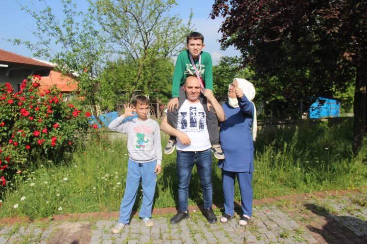 <p>Kocaeli'de bazı doktorların "Yürüyemez ve konuşamaz" dediği 12 yaşındaki otizmli Talha Umut, hem aldığı özel eğitim hem de ailesinin desteği ve sevgisiyle atletizm branşında başarı elde ediyor. Geçtiğimiz aylarda katıldığı yarışmada il ikincisi olan Talha Umut, azmiyle herkesi gururlandırıyor.</p>
