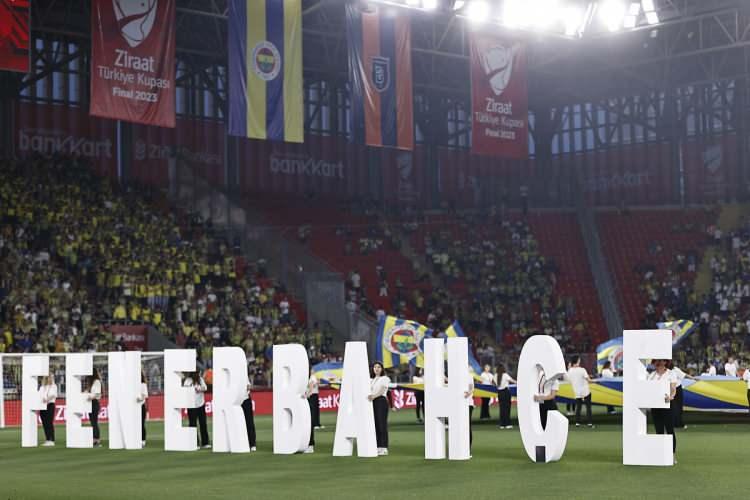 <p>Bu sezon 61. kez düzenlenen Ziraat Türkiye Kupası’nın sahibi, Gürsel Aksel Stadyumu'nda oynanan final maçında rakibi Medipol Başakşehir’i 2-0 mağlup eden Fenerbahçe oldu. 9 sezon sonra kupaya sahip olan sarı-lacivertliler, tarihindeki 7. Türkiye Kupası'nı da kazanmış oldu.</p>
