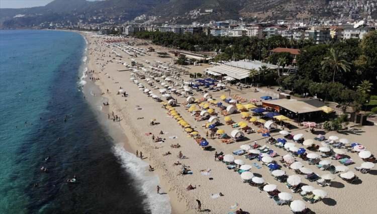 <p>Turizmde 'rekorlar yılı' olarak bilinen 2019 yılının 1 Ocak-10 Haziran döneminde kente hava yoluyla 4 milyon 26 bin 529 turist gelmişti. Antalya'nın 2023 rakamları, 2019'u geride bıraktı.</p>
