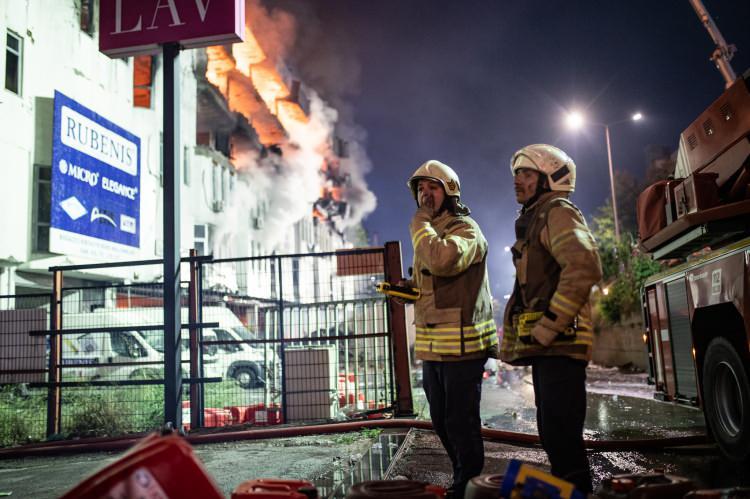 <p>İstanbul Başakşehir İkitelli Organize Sanayi Bölgesi'nde 6 katlı bir fabrikanın çatı katında yangın çıktı. Yangını söndürmek için çok sayıda ekip bölgeye sevk edildi. Yangında şimdiye kadar mahsur kalan 8 kişi kurtarıldı.</p>
