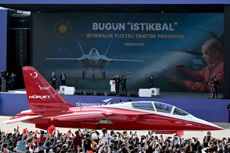 <p>İlk uçuşunu bu yıl gerçekleştiren jet eğitim ve hafif taarruz uçağı HÜRJET ise <strong>2025'teki ilk teslimatına yönelik hazırlıklar tamamlanacak.</strong></p>
