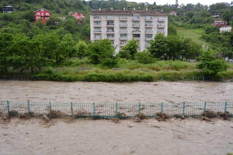 <p>Karadeniz'de şiddetli yağış sel ve su baskınlarına yol açtı. Amasya ve Samsun'da sel sularına kapılan 2 kişi hayatını kaybetti. Kastamonu ve Sinop'ta çok sayıda ev ve iş yerini su bastı. Yolların çökmesi nedeniyle 4 kentin bazı bölgelerine ulaşım kesildi.</p>

<p> </p>
