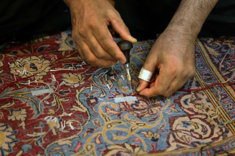 <p>Mücerred, tamir ederek kurtardıkları her halıda hem kendilerinin hem "ölü halısı" yeniden hayata dönenlerin mutlu olduğunu ifade etti.</p>
