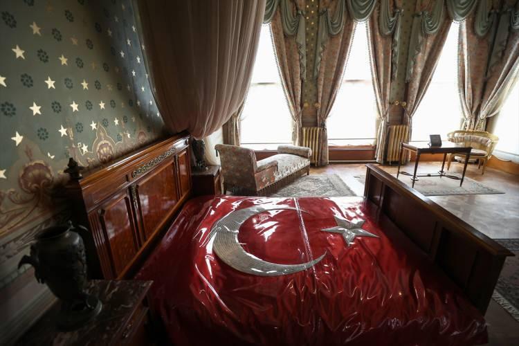 <p>Milli Saraylar Başkanlığı bünyesinde 32 restorasyon atölyesinin bulunduğunun altını çizen Yıldız, 450 kişilik çok deneyimli bir restorasyon kadrosunun dış kaynağa ihtiyaç duymadan restorasyon faaliyetlerini sürdürebildiğini ifade etti.</p>
