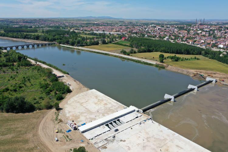 <p>Meriç Nehri'nden elektrik üretecek "Arşimet Burgu Türbinli Hidroelektrik Santrali" projesinde seviyeyi yükselterek tribünden geçecek suyun şiddetini artıracak lastik savaklar (lastik baraj) şişirilerek testten geçirildi.</p>