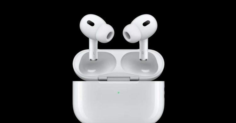 <p><strong>AIRPODS GÜNCELLEMESİ DUYURULDU</strong></p>

<p> </p>

<p>Apple, AirPods kulaklıkları için yeni özellikler de dahil olmak üzere yeni ses ve ev deneyimlerini duyurdu.</p>

<p> </p>

<p>Şirket, kullanıcıların bulunduğu ortama uyum sağlamak için şeffaflık ve gürültü engellemeyi güçlendiren güncellemeyi tanıttı. Müzik dinlerken ve aramaları cevaplarken çalışabiliyor.</p>

<p> </p>

<p>Böylelikle kalabalık ve gürültülü ortamlarda kulaklıklarınızla konuşurken karşı tarafı duymakta zorlanmayacaksınız.</p>
