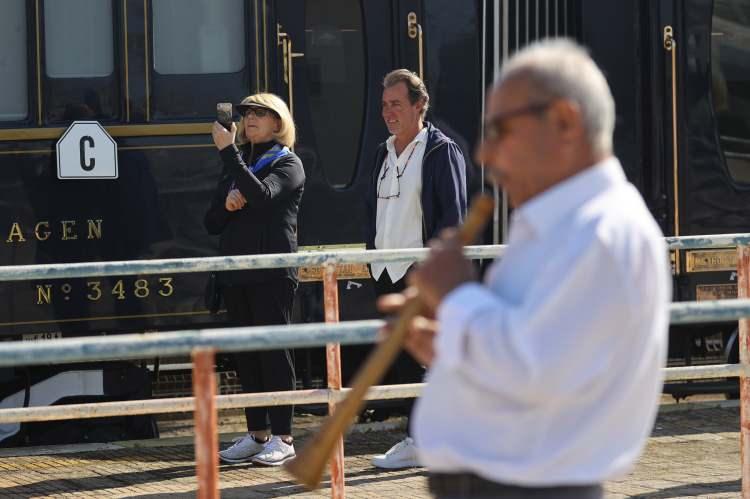 <p>Orient Express treni Budapeşte ve Bükreş duraklarının ardından Türkiye'ye ulaştı. Trenin 57 yolcusu garda halk oyunları ekibi tarafından karşılandı.</p>
