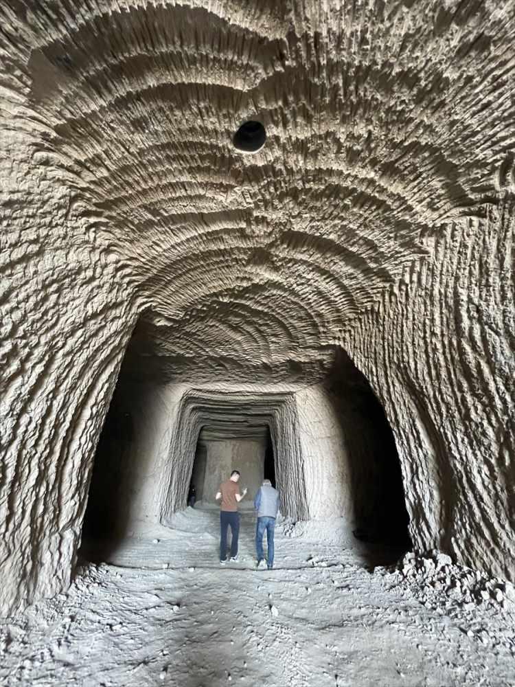 <p>Burası aslında çok fantastik bir mekan. Salonun dışında idari ofislerimiz, sosyal ihtiyaçların karşılanacağı alanlar ve eğitim salonları olacak. Satış mağazamız yer alacak. </p>