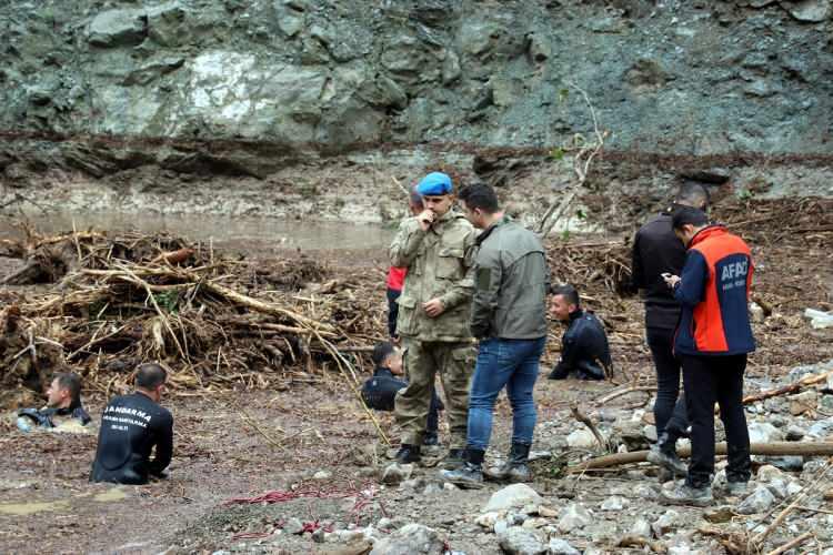 <p>Sel riskinin devam ettiğini söyleyen Yerlikaya, vatandaşların dikkatli olmasını istedi.</p>
