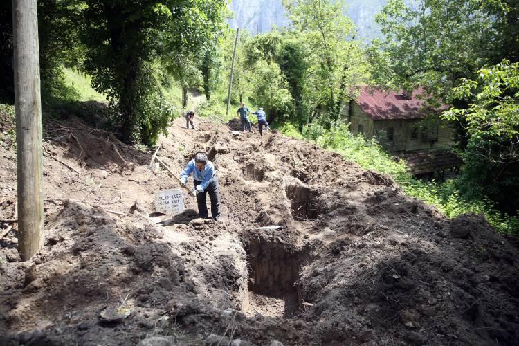 <p>Mustafa Kaya da köyden haberi alınca İstanbul'dan geldiklerini dile getirerek, "Kaymakamımız ve Özel İdare Müdürümüz ilgi alaka gösterdiler. </p>