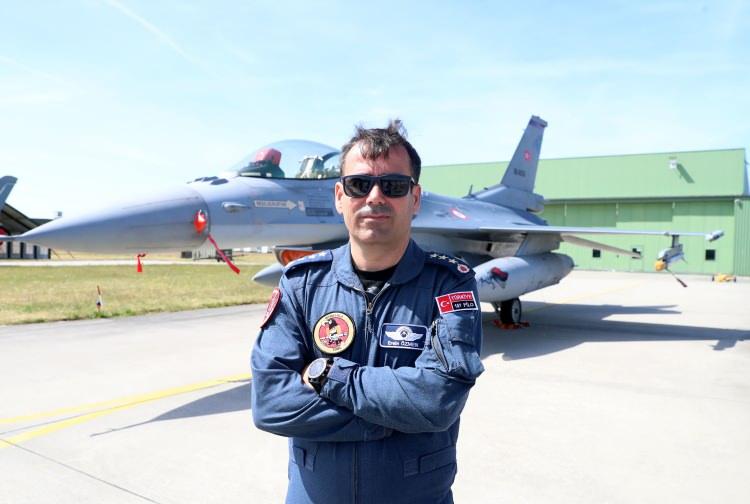 <p>Almanya'daki Türk F-16 filosuna komuta eden Birlik Yer Değiştirme Komutanı Hava Pilot Kurmay Albay Ersin Özmen AA muhabirine, NATO'nun etkin ve güçlü bir üyesi olarak verilen görevleri icra edeceklerini söyledi.</p> 
