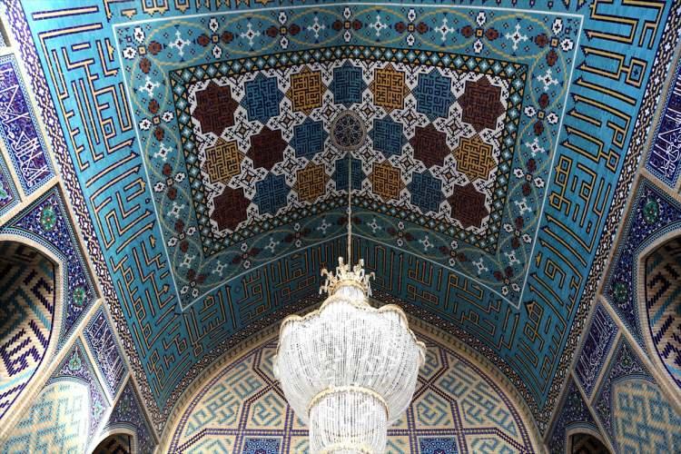 <p>Timurlular döneminde Timur Gürkan’ın küçük oğlu Şahrud’un eşi Gevher Şad tarafından yaptırılan caminin kitabesinde, imarı 1405-1406 olarak tarihlendiriliyor.</p>
