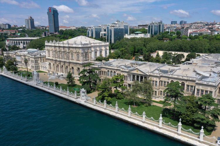 <p>Sultan Abdülmecid'den itibaren altı Osmanlı padişahı ile Halife Abdülmecid'in Dolmabahçe Sarayı'nı kullandığını kaydeden Yıldız, 1927'den sonra Mustafa Kemal Atatürk'ün yaklaşık 4 yıl devletin yönetim merkezi olarak sarayı kullandığını dile getirdi.</p>