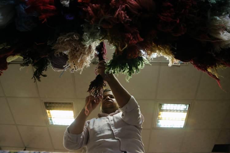 <p>İran'ın başkenti Tahran'daki halı tamircileri, yıpranmış el dokuması halıları yeniden kullanıma kazandırarak, maddi-manevi kayıpların önüne geçmenin kendilerine mutluluk verdiğini ifade ediyor.</p>
