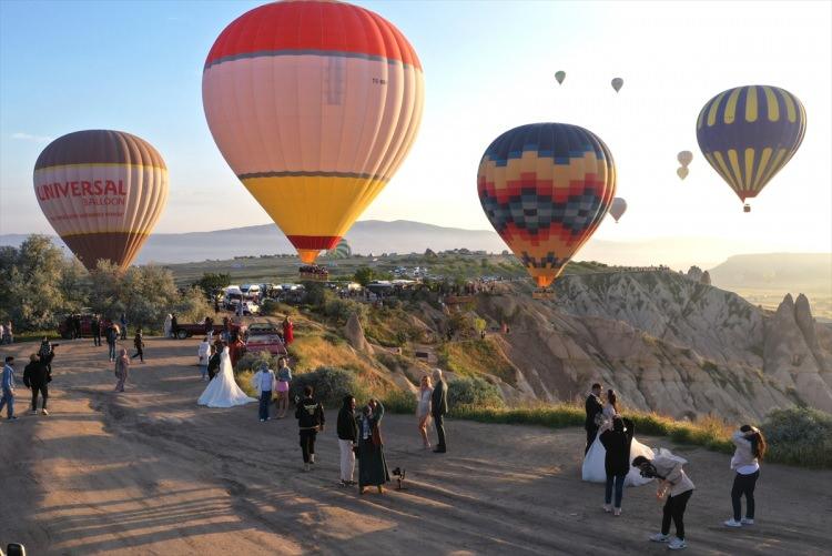 <p>Aynı anda yüzlerce turist ve balayı çifti fotoğraf çektiriyor. Balonlar üzerinden geçiyor, yanına iniyor, güzellikler içinde vaktini geçiriyorlar. Bölgedeki turizm sektörünün yüzde 30'unu fotoğraf çekiminin oluşturduğunu düşünüyoruz. Çok fazla talep var. Günden güne istekler de değişiyor. Bu fotoğrafçıların da yaratıcılığı ile alakalı, bölgemiz bu yönden çok zengin."</p>