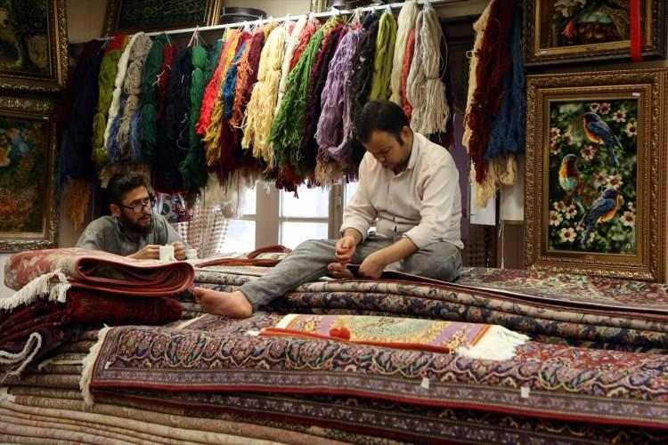 <p>Başkent Tahran’daki Büyük Çarşı’nın labirentimsi arka sokaklarında bulunan iş hanlarında yer bulabilen halı tamircileri ise hem ekonomik kaybın önüne geçiyor hem bir hatıranın ömrüne ömür katıyor.</p>