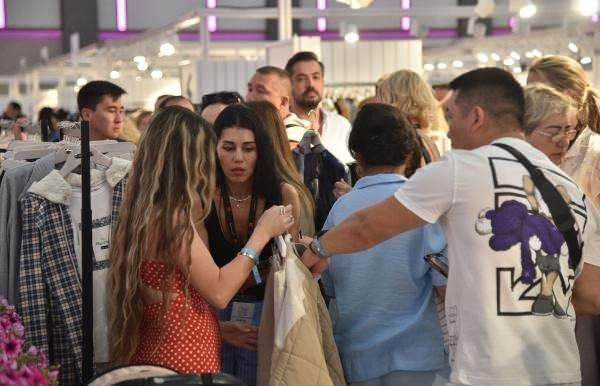 <p>Antalya’da binlerce katılımcıyla düzenlenen hazır giyim fuarında ülkelerindeki savaşa rağmen Rus ve Ukraynalı alıcılar dostluk içinde alışveriş yapıp barış mesajı verdi.</p>