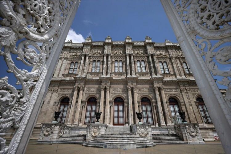 <p>Dolmabahçe Sarayı 360 dönümlük bir araziye sahip. Bugün ise bunun 110 dönümü saray olarak gezilebiliyor. Pek çok yapısı günümüze kadar ulaşabilmiş durumda. Bu tabii önemli bir avantajımız. </p>