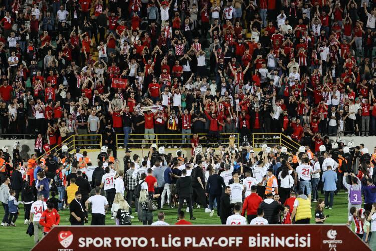 <p>Maçın ardından kırmızı-beyazlı futbolcu ve taraftarlar büyük sevinç yaşarken, Bodrumspor cephesi üzüntüye boğuldu.</p>
