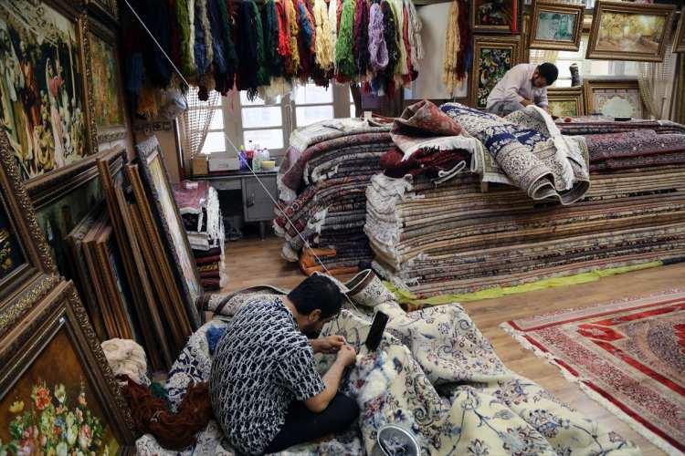 <p>Tahran Büyük Çarşı’nın arka sokaklarındaki bir iş hanının ikinci katında işletmesi bulunan Mehdi Cevahiriyan AA muhabirine yaptığı işe dair konuştu.</p>
