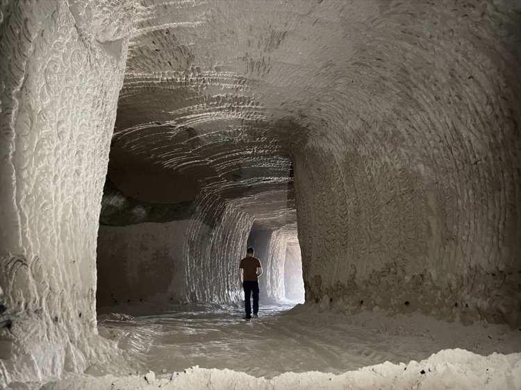<p>Kayaların oyma işlemine 6 ay önce başlandığını belirten Senem, "Kaba inşaatı yaklaşık bir ayda bitireceğiz. Sonrasında teşhir ve tanzim işlerine geçeceğiz." dedi.</p>