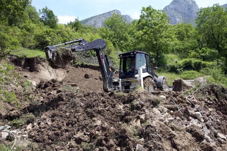 <p>Yeni kabristanı evlerinin yakınındaki bir yere yaptıklarını anlatan Kaya, "Yer bulamadık ama kendi yerimize mezar yaptık. 'Evimize yakın olsun, araçlarla gelip gitme kolay olsun' dedik. Keşke böyle bir şey olmasaydı. Takdiriilahi. Allah'tan gelen her şeye boynumuz kıldan ince." ifadesini kullandı.</p>