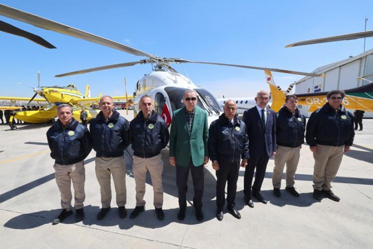 <p>Erdoğan, Türk Havacılık ve Uzay Sanayii AŞ (TUSAŞ) tarafından üretilen ve ilki daha önce OGM envanterine giren 2,5 ton su atma kapasiteli ve gece de görev yapabilen T-70 helikopterinin ikincisi hakkında bilgi almış</p>
