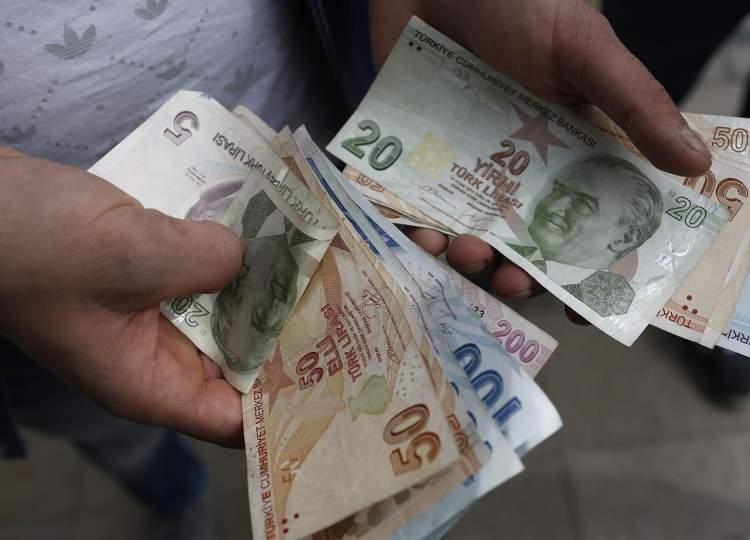 <p>Böylece yapılan yıllık zam yüzde 84.20'ye çıktı. Yılın başında 5.500 liraya çıkarılan en düşük emekli aylığı yıl içindeki düzenlemeyle beraber 7.500 liraya çıkarıldı.</p>