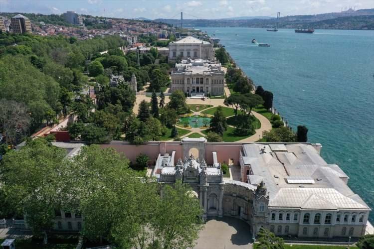 <p>Yıldız, Tanzimat döneminin saraydaki etkilerine değinerek, şu bilgileri verdi: "Tanzimat reformlarıyla Osmanlı Devleti yeni bir çizgi belirledikten sonra bunun saray teşrifatında da birtakım yansımaları oldu. Daha önceki Topkapı Sarayı, Beylerbeyi ve Beşiktaş Sahil Sarayı gibi saraylar artık yeni dönemin ihtiyaçları için uygun bulunmuyor. Bunun sonucunda da özellikle mimari ve sanatsal açıdan daha fazla Batı etkisindeki Dolmabahçe başta olmak üzere Tanzimat saraylarının dönemi başlıyor."</p>