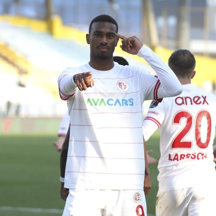 <p>Haji Wright<br />
<br />
Takım: Antalyaspor<br />
<br />
Gol sayısı: 15</p>
