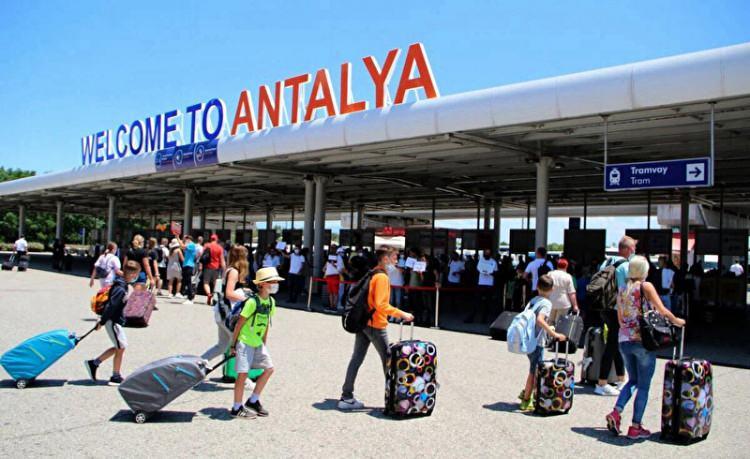 <p> Antalya'ya bu yıl hava yoluyla gelen turist sayısı 4 milyon 62 bin 891 kişiye ulaştı.</p>
