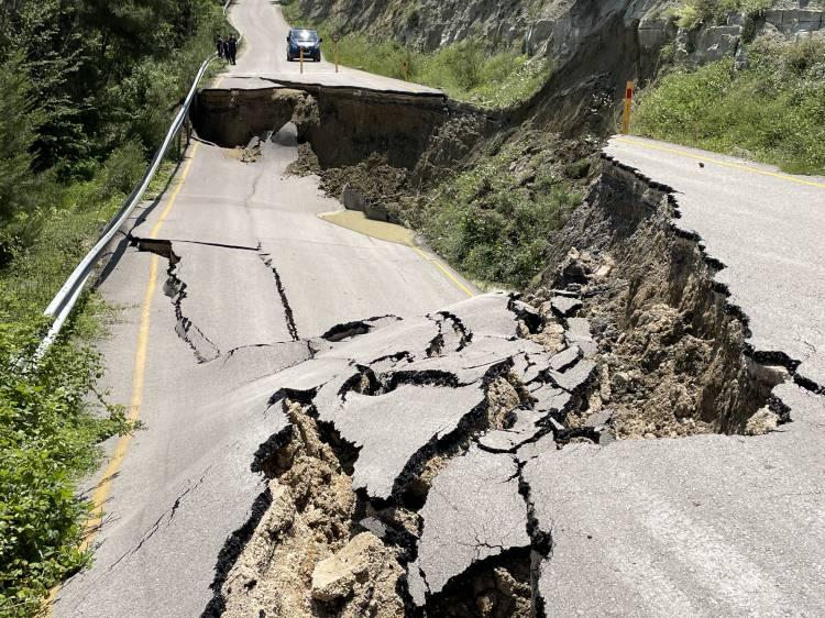 <p>Çökmenin yaptığı baskı sonucu, yolun altından geçen demir su borusu kaynak yerinden koptu. Su borusunun patlamasıyla, bölgede yol tamamen çöktü.</p>