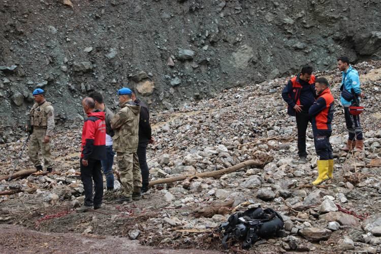 <p>İlçede devam eden sağanak nedeniyle Dumanlı, Pusacık, Çal, Sarayözü, Kiziroğlu, Köseler, Korkut, Koltuk, Bademli, Kağnıcı ve Kızık köylerinde sel baskını ve heyelan meydana geldi.</p>
