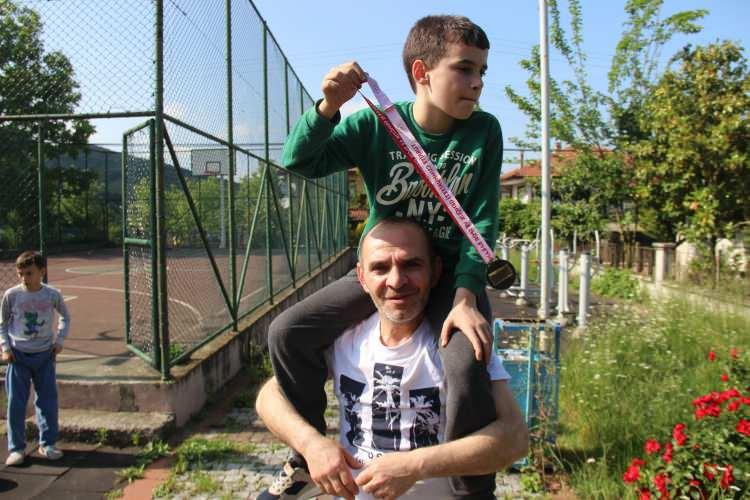<p>Pes etmeyen aile, çocuklarını özel eğitimin yanı sıra gelişimine katkı sunmak için spora da yönlendirdi. Talha, öğretmenlerinin de teşvikiyle atletizm branşında eğitimlere başladı ve kısa süre içinde başarıdan başarıya koştu. Talha Umut'un ikiz kardeşi Taha Efe'de onu bir an olsun yalnız bırakmadı. Futbol ile ilgilenen Taha Efe, kardeşi Talha'yı atletizm branşında katılacağı yarışlara hazırladı.</p>