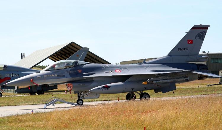 <p>Türk F-16 uçakları tanıtım gününde havalandı</p> 