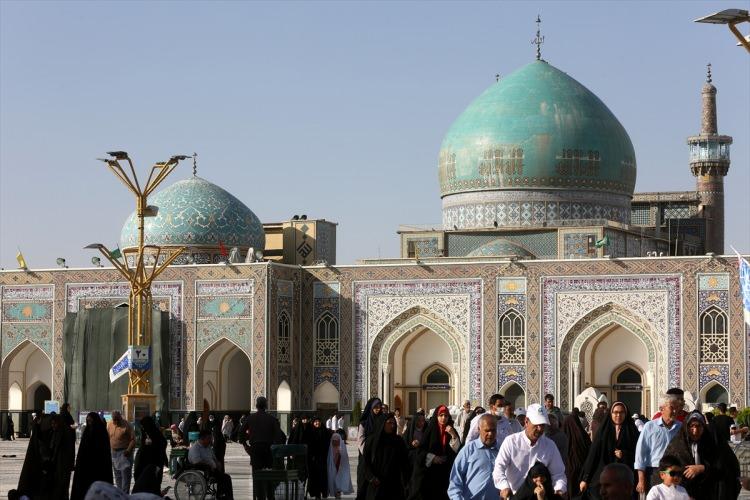 <p>Çift minaresi bulunan caminin avlusunda yedi "şebistan" yer alıyor. Şebistanlar tarihte kış aylarında namaz kılmak için tahsis edilmesinin yanı sıra ziyaretçilerin kalması, öğrencilerin Kur'an-ı Kerim öğrenmesi gibi amaçlar için kullanılmış.</p>
