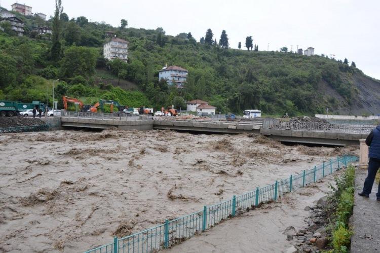 <p><strong>KASTAMONU</strong></p>

<p><br />
Kastamonu'nun Çatalzeytin ilçesinde dün akşamdan bu yana etkili olan şiddetli yağış yollarda çökmelere neden oldu.</p>
