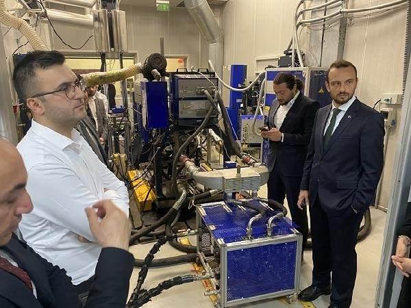 <p>TÜMOSAN tarafından üretilen FAZ-V emisyon seviyesine sahip motorun emisyon deney testlerine TÜBİTAK RUTE laboratuvarlarında başlandı. Tamamen yerli ve milli imkanlarla üretilen motor, Avrupa standartlarındaki testleri başarıyla tamamladıktan sonra piyasada rakipleri karşısına çıkacak. FAZ-V emisyon seviyesine sahip olan motor 125 beygir gücüne sahipken, tamamının yerli imkanlarla geliştirilmesi dikkat çekiyor.</p>