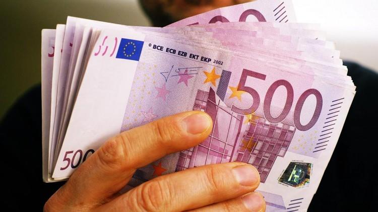 <p>2 gün önce dolar 1 gece 2 lira, altın ise 100 lira birden yükseldi. </p>