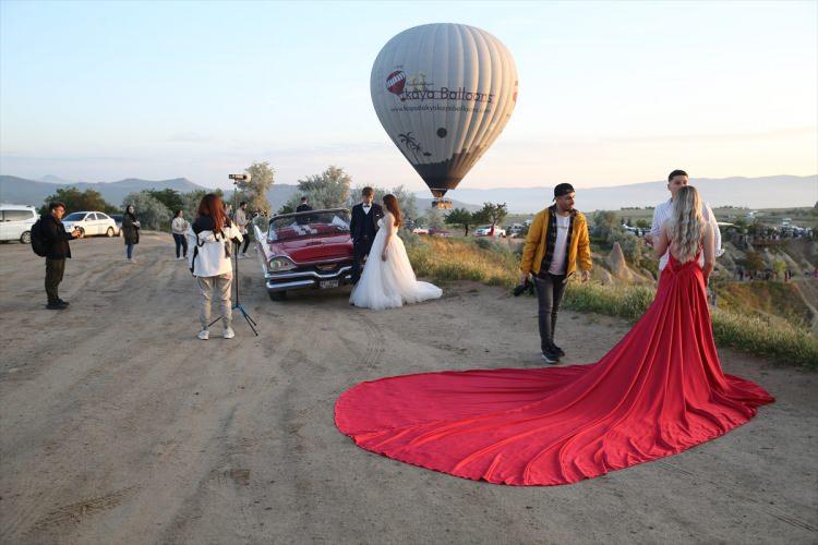 <p>Birkaç yıl öncesine kadar daha çok balayı çiftlerinin fotoğraf çekimi için geldiği Kapadokya, sosyal medya paylaşımlarıyla her geçen gün daha fazla fotoğraf tutkununu ağırlıyor.</p>